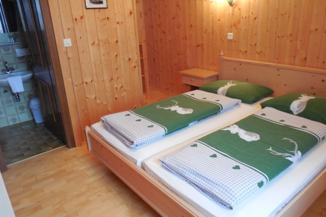 Schlafzimmer mit Doppelbett