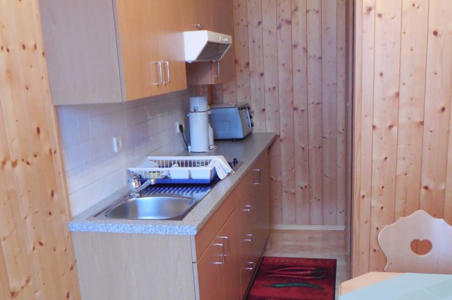 Küchenzeile und Tisch