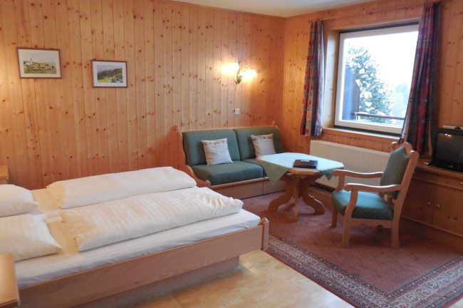 Schlafzimmer und Sitzmöglichkeit
