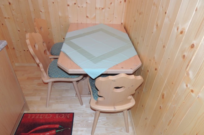 Esstisch mit zwei Stühlen