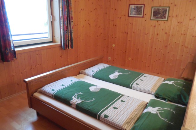 Schlafzimmer mit Doppelbett