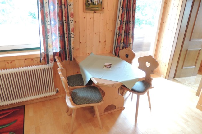 Esstisch mit Ausgang