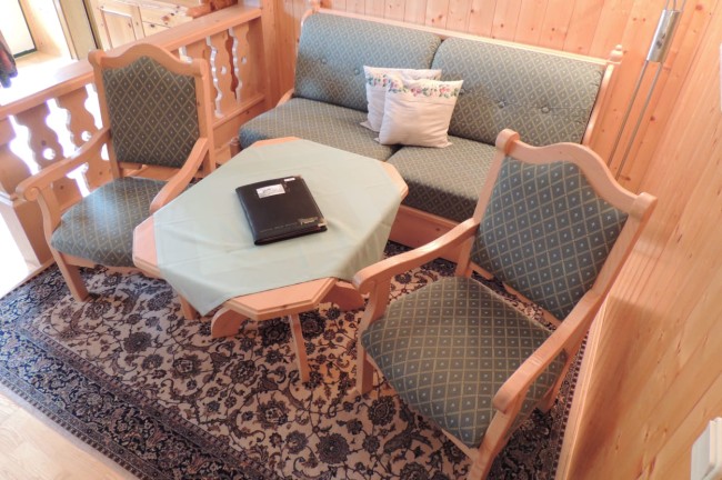 Tisch, Stühle und Bank zum Verweilen im Appartement