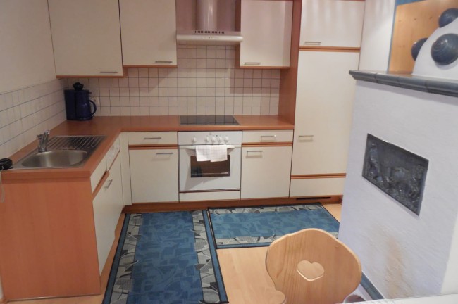 Voll ausgestattete Küche mit Kachelofen