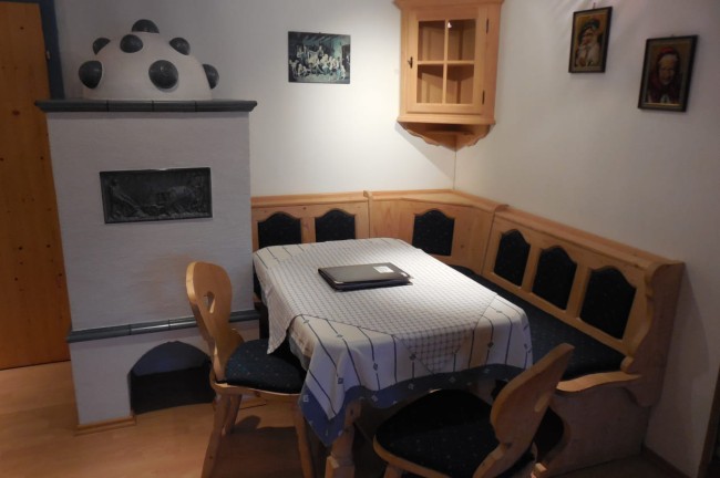 Kachelofen mit Esstisch