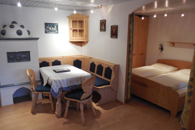 Wohnbereich mit Kachelofen (Holz wird zur Verfügung gestellt)