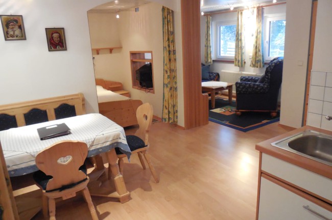 Wohnbereich, Sitzecke und Schlafzimmer