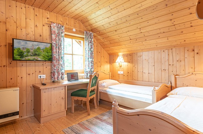 Schlafzimmer mit Doppel- und Einzelbett