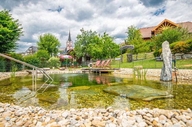 Hauseigener Schwimmteich direkt vor Örglwirt's Gut