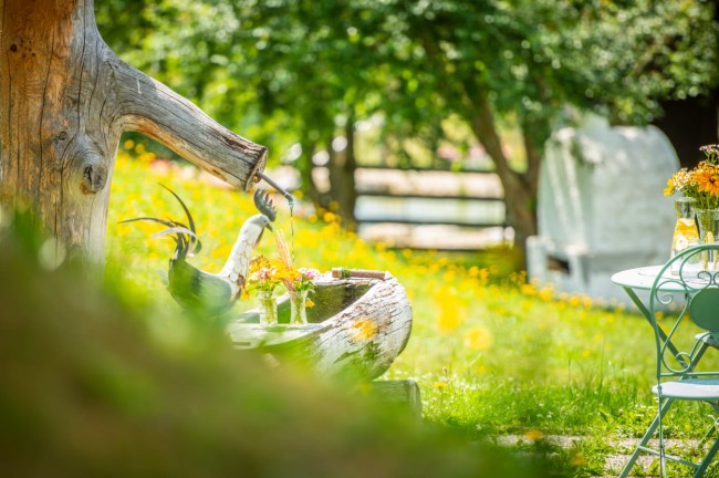 Tisch im idyllischen Garten
