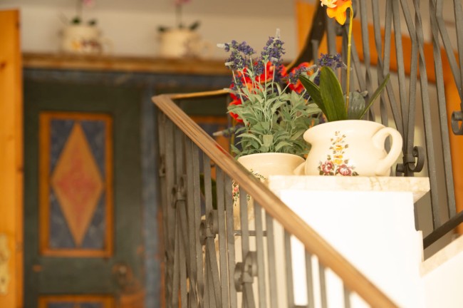 Dekoration im Stiegenhaus unseres traditionsreichen Hotels