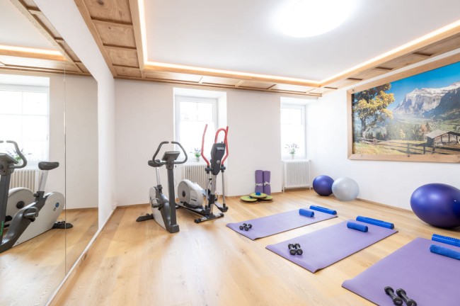 Fitnessraum mit professionellen Geräten für die Indoor-Sportaktivitäten