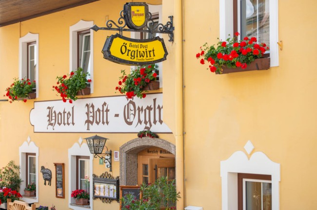 Der Eingang zum Hotel und zum Restaurant