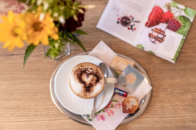 Kaffee und Produktfolder von Örglwirts selbstgemachten Produkten