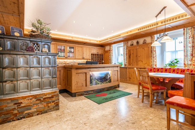 Eingangsbereich, Rezeption mit Kachelofen