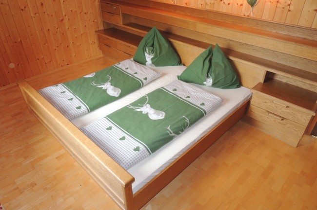 Doppelbett im traditionellen Landhausstil