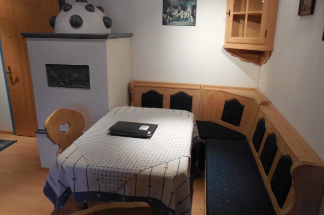 Essecke mit Kachelofen