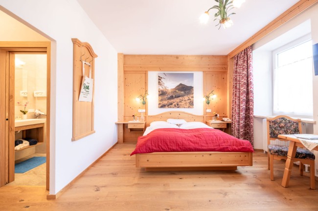 Geräumiges Doppelzimmer mit Bad