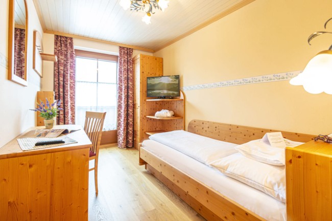 Einzelzimmer mit TV und Balkon