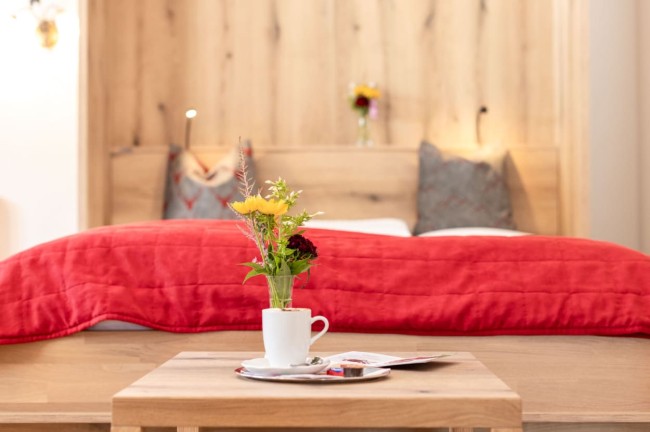 Wohlfühlambiente bei warmen Farben und netter Dekoration