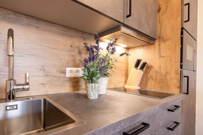 Lavendel auf der Arbeitsplatte in der Küche der Suite