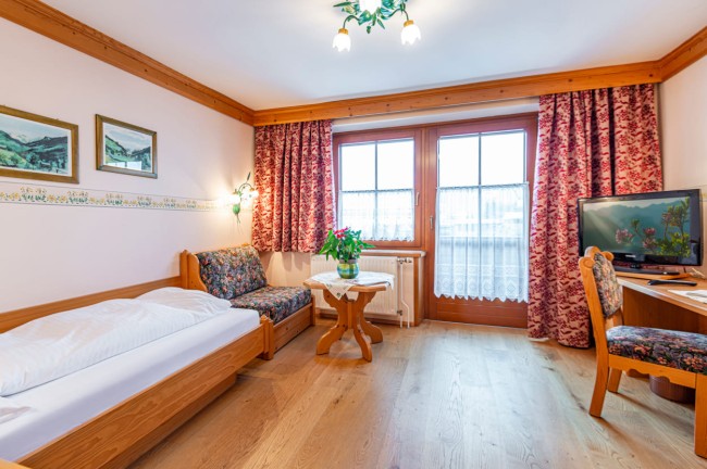 Einbettzimmer mit Balkon