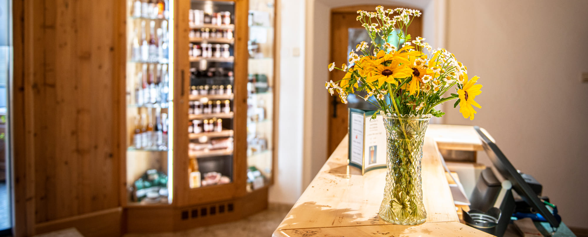 Blumen auf der Rezeption im Eingangsbereich