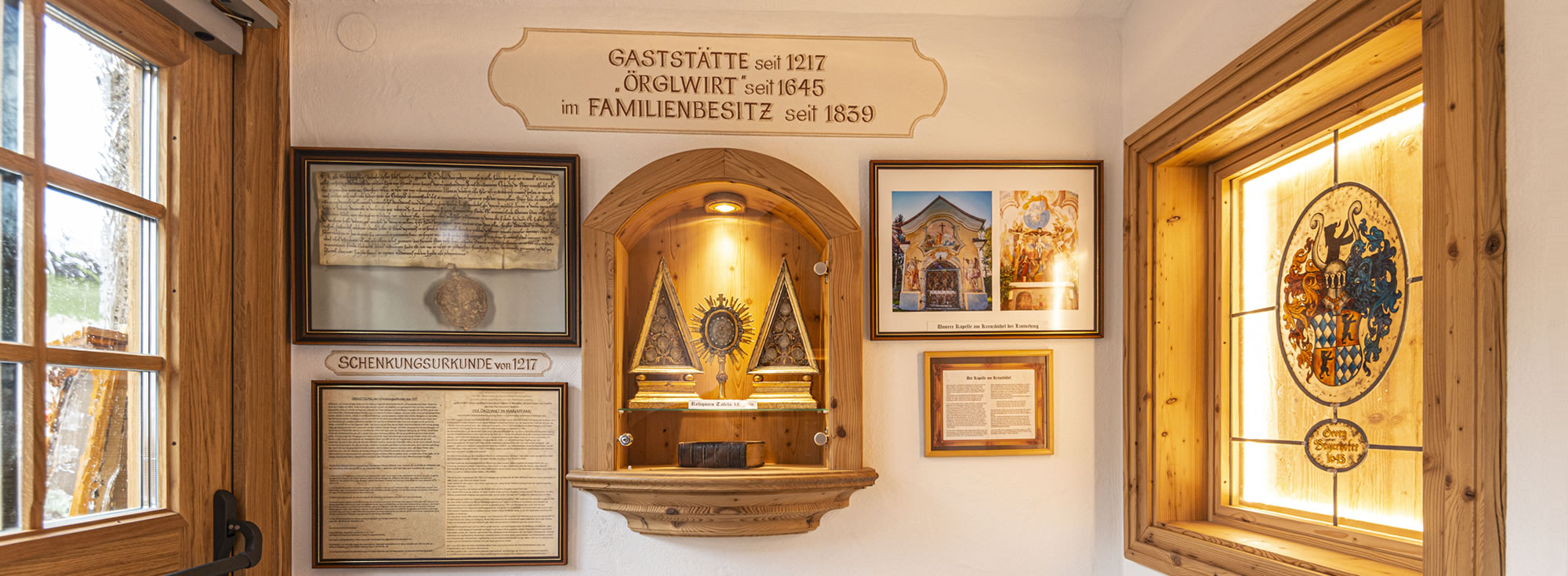 Eingang mit der Geschichte des Örglwirt