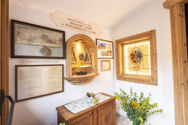 Eingangsbereich mit der Geschichte des Örglwirt