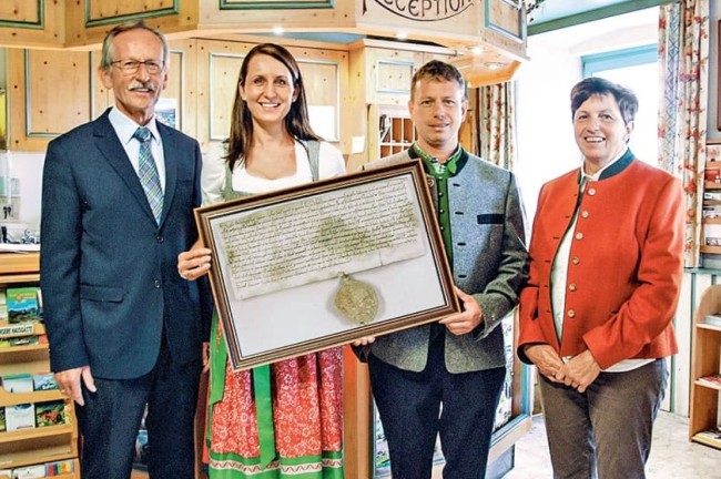 Familie Santer und Fuchs mit der Kopie der Urkunde vom Jahre 1217