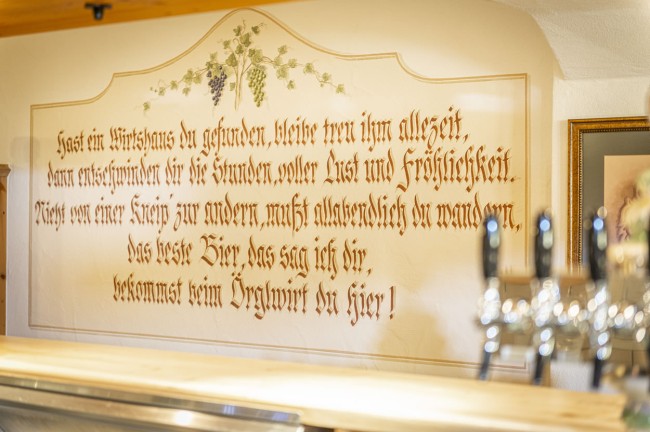 Wandspruch in der Örglwirt Bar
