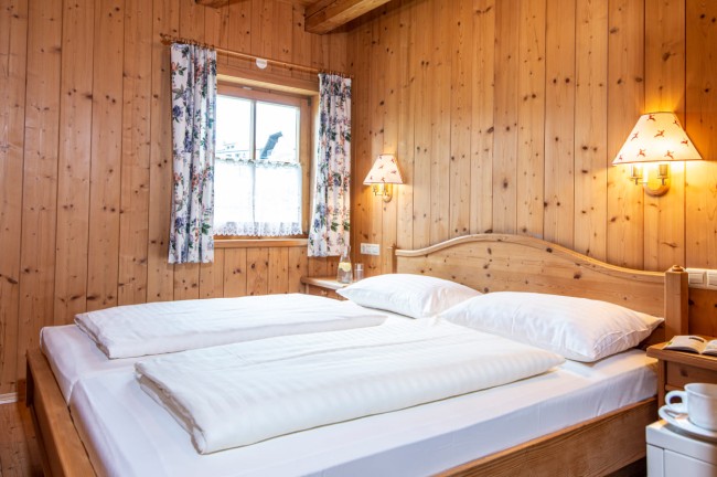 Doppelbett in einer Ferienwohnung unserer Familienappartements im Lungau