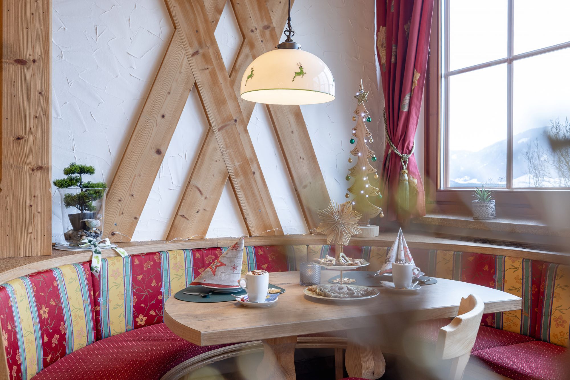  Christmas atmosphere at the set table in the Hotel Post Örglwirt in Mariapfarr