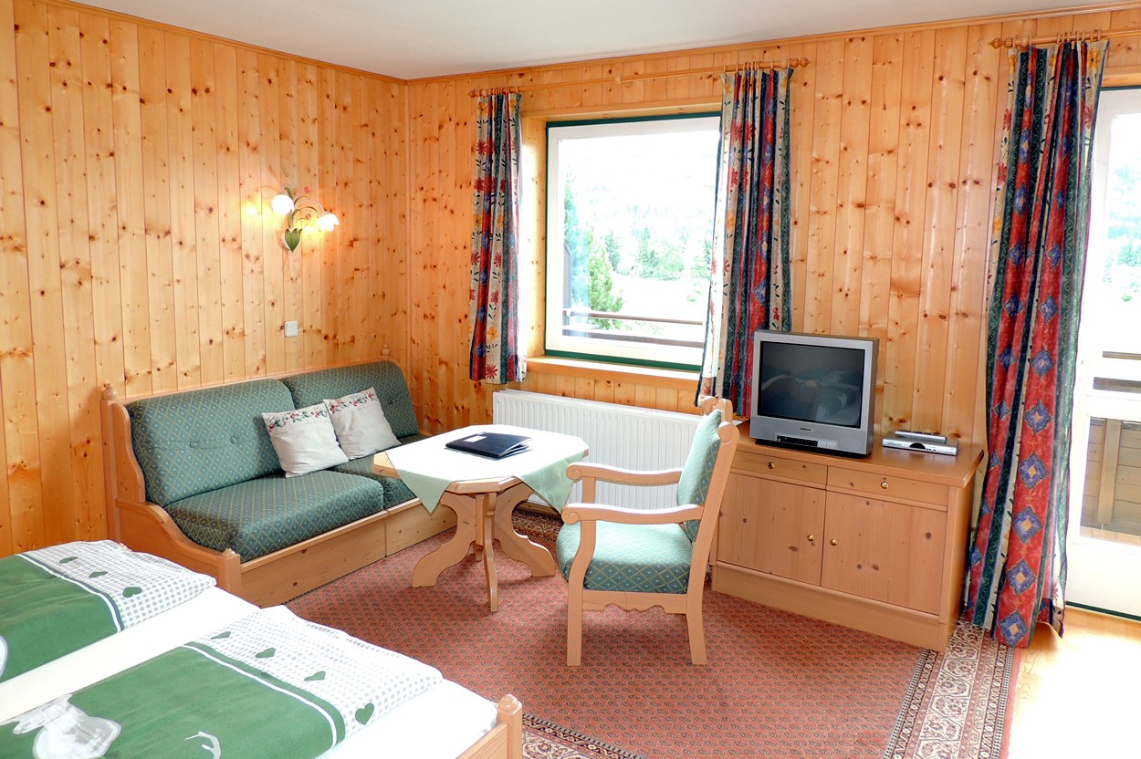 Schlafzimmer mit Balkon im Appartement Mitterberg