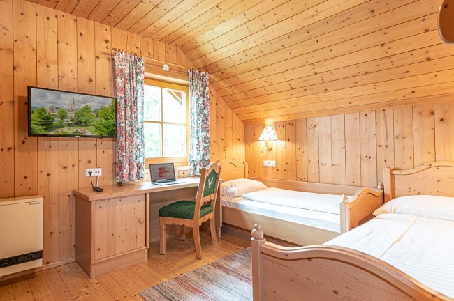 Schlafzimmer mit getrennten Betten im Familienappartement Hotel Post &Ouml;rglwirt in Mariapfarr