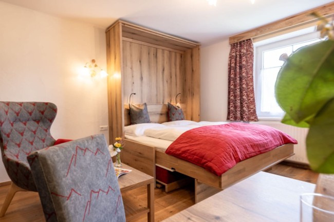Doppelbett in der Familiensuite Hotel Post &Ouml;rglwirt in Mariapfarr