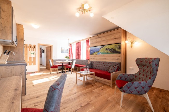 Wohnzimmer in der Familiensuite Hotel Post &Ouml;rglwirt in Mariapfarr