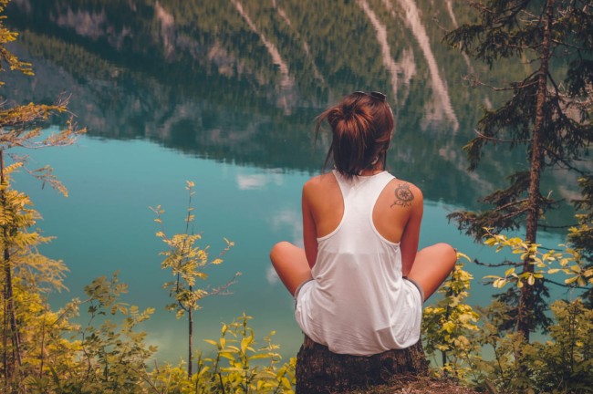 Durchatmen in der Natur &copy; Foto von Cristina Gottardi auf Unsplash