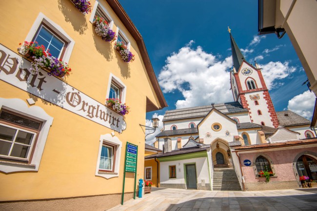 Das Hotel Post Örglwirt befindet sich direkt neben der Wallfahrtsbasilika Mariapfarr