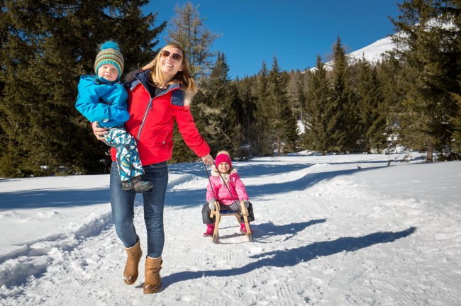 Tobogganing on a winter holiday with the family © Ferienregion Lungau