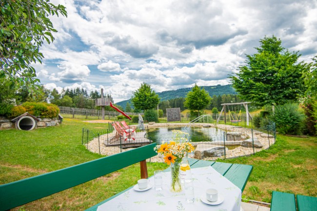 Gemütlich Kaffee trinken und am Schwimmteich liegen...