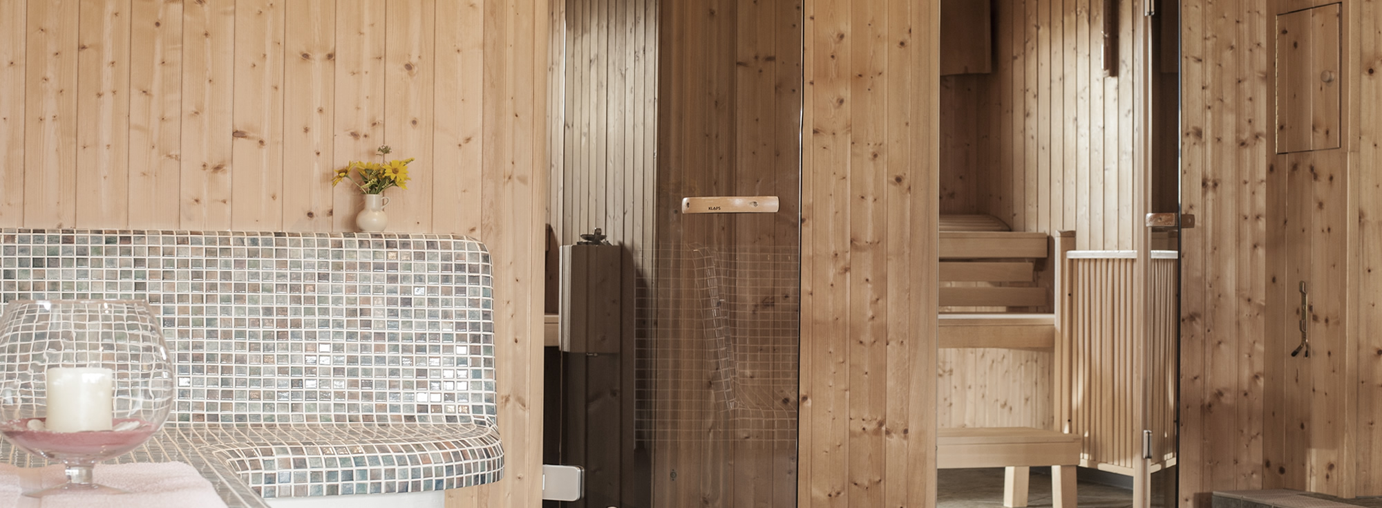 Wärmebank und Sauna im Örglwirt Wellnessbereich