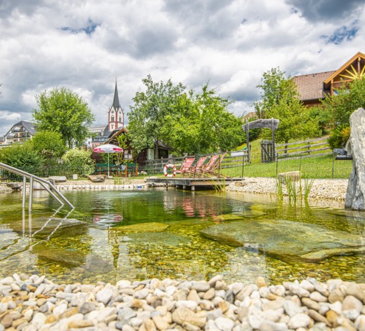 Entspannt am hauseigenen Schwimmteich im Hotel Örglwirt