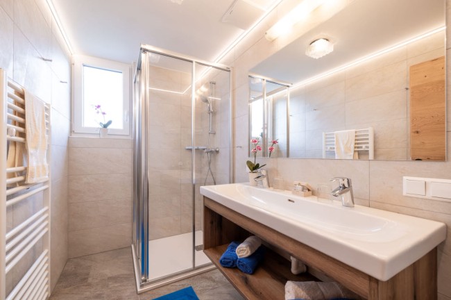 Badezimmer in der Familiensuite