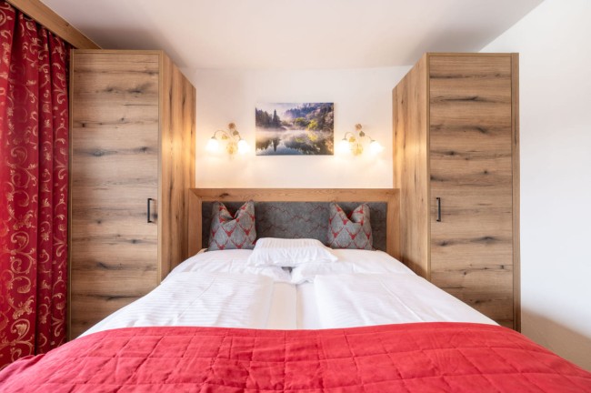 Bett im Elternschlafzimmer im Hotel Post Örglwirt