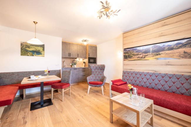 Großzügiger Wohnbereich im Hotel Post Örglwirt