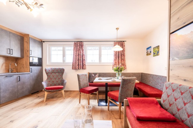 Wohnbereich und Küchenzeile