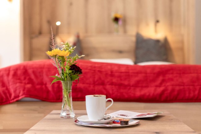 Doppelbett mit Kaffee auf dem Beistelltisch