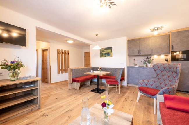 Großzügiger Wohnbereich im Hotel Post Örglwirt