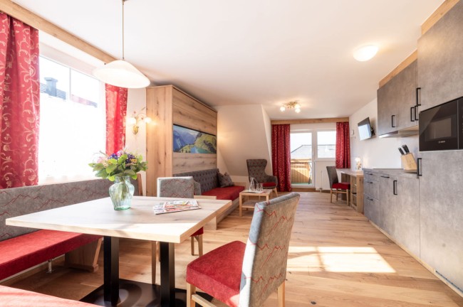 Wohnbereich in der Suite im Hotel Post Örglwirt